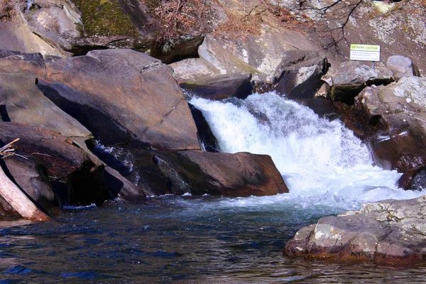 Высокоскоростные речные пороги в горах Смоки — стоковое фото