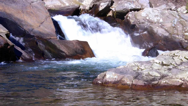 Rauschende Stromschnellen eines großen Flusses in den rauchigen Bergen — Stockfoto