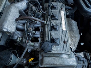 Eski araba motoru yağ lekeleri tam kapatmak