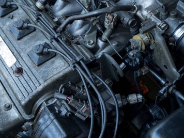 Eski araba motoru yağ lekeleri tam kapatmak