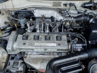 Eski araba motoru yağ lekeleri tam kapatmak