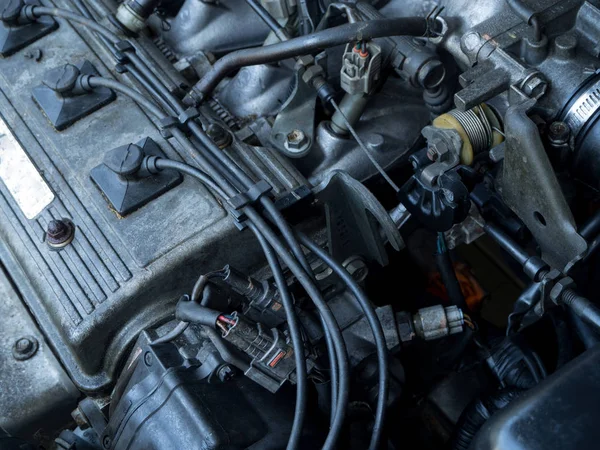 Eski araba motoru yağ lekeleri tam kapatmak