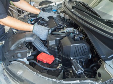 Bir adam araba motorları sabitleme.