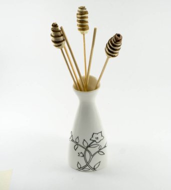 Beyaz bir arka plan üzerinde aromaterapi vazolar