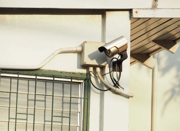 Камеры видеонаблюдения установлены на стене для мониторинга и безопасности . — стоковое фото