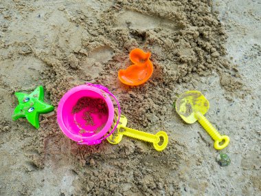 Oyuncaklar için kazma kum kum üzerinde güzel bir renk Lay var.