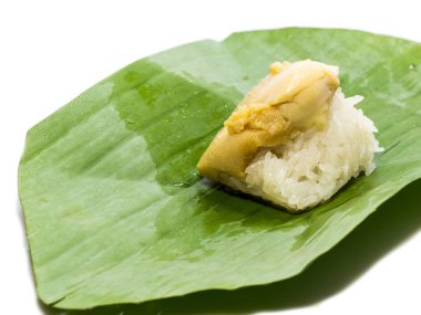 yapışkan pirinç ile Hindistan cevizi muhallebi. Yeşil muz yaprakları koydum. Beyaz bir arka plan üzerinde (Isolated kırpma bölümü ile). 