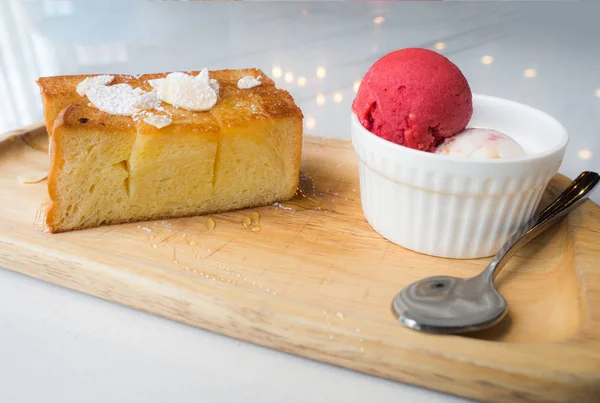 Bal tost dondurma yoğurt ve dondurma çilek ile ahşap bir tabak koymak. Beyaz mermer masanın üzerine yerleştirilen.