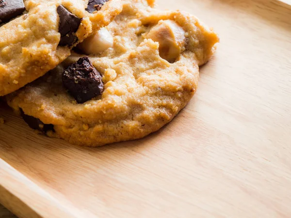 Close-up cookies with chocolate and macadamia nuts. — Stock Photo, Image