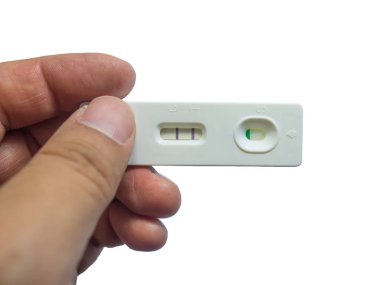 Adam pozitif gebelik testi beyaz arka plan üzerinde izole elinde tutuyor.