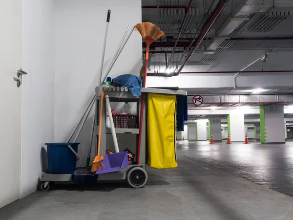 Carro de herramientas de limpieza esperar a la limpieza.Cubo y conjunto de equipos de limpieza en la oficina . — Foto de Stock