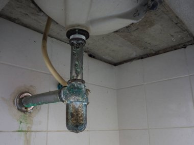 Yeşil yıkama havza boru pas. Kirli ve mikroplar boru yuvarlak