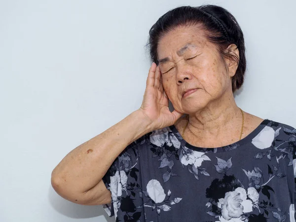 Mulher idosa sofrendo e cobrindo rosto com as mãos em dor de cabeça e depressão profunda. desordem emocional, luto e desespero conceito — Fotografia de Stock