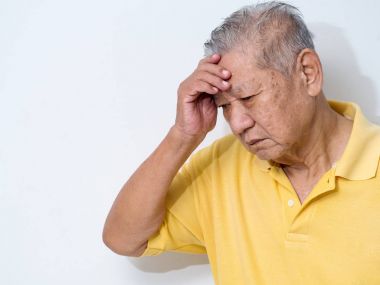 acı ve baş ağrısı ve derin depresyon elleriyle yüzünü kaplayan eski komuta sizde. duygusal bozukluk, keder ve umutsuzluk kavramı