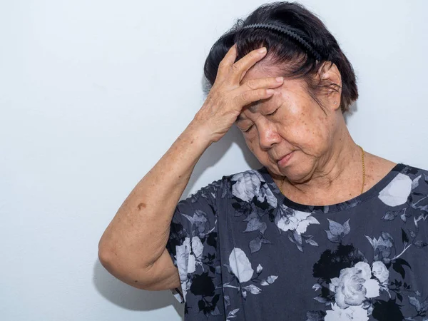 Anciana anciana que sufre y cubre la cara con las manos en dolor de cabeza y depresión profunda. trastorno emocional, dolor y concepto de desesperación — Foto de Stock