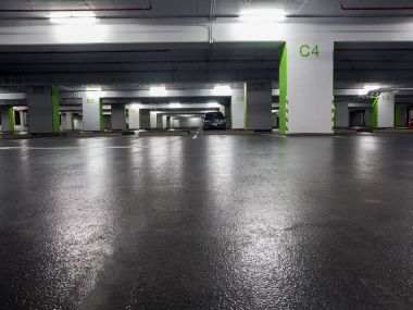 Gri araba otoparkta Park. Araba park karanlık ve gri araba otoparkta Park. Araba park alışveriş merkezinde karanlık ve yalnız.