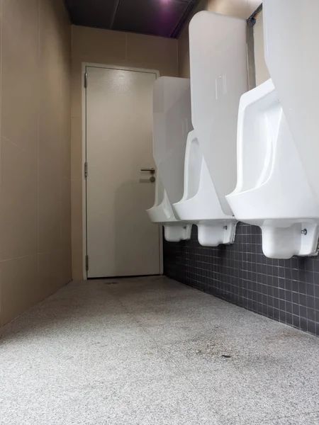 トイレ男性の部屋。男子トイレ小便器デザイン Urinals 屋外小便器男性トイレの行を閉じる — ストック写真