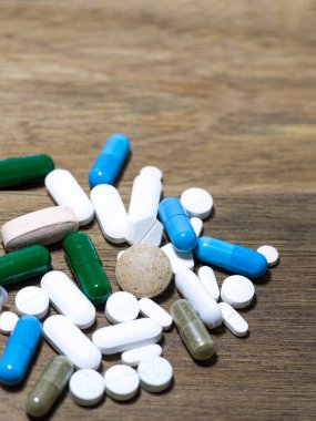 Uyuşturucu ve kapsül olduğunu ahşap masa necklac uyuşturucu bir