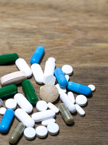 Uyuşturucu ve kapsül olduğunu ahşap masa necklac uyuşturucu bir