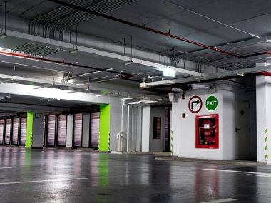 Yangın söndürme yangın söndürücüler yer alan park yerinde yangın merdiveni kapı türleri ile.