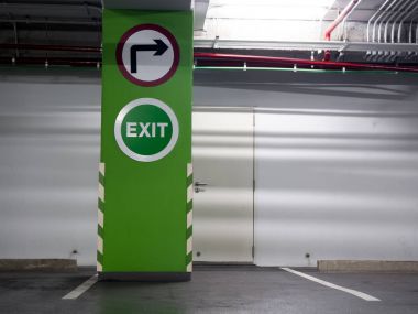 Sağ oturum açmak ve park yerinde yeşil sütunlar üzerinde çıkış işareti Stuck.