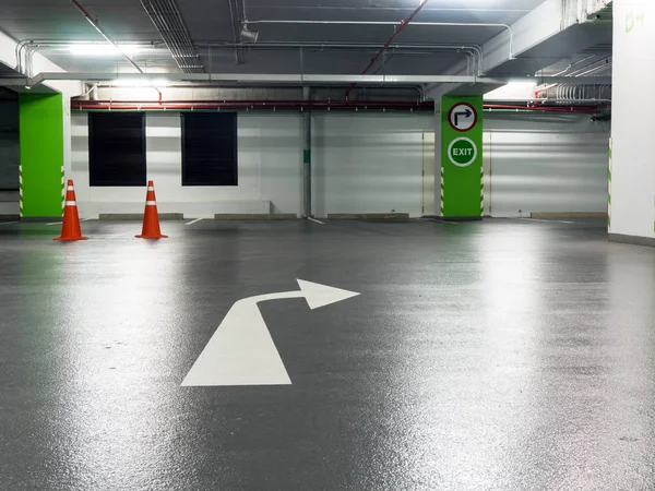 Rechtsabbiege- und Ausfahrtsschild an grünen Säulen kleben und auf dem Parkplatz die Rechtsabbiegespur markieren. — Stockfoto