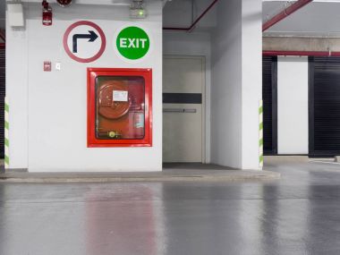 Yangın söndürme yangın söndürücüler yer alan park yerinde yangın merdiveni kapı türleri ile.