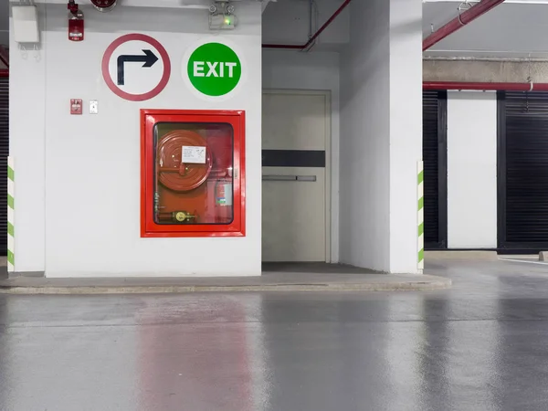 Feuerlöscher mit verschiedenen Arten von Feuerlöschern in der Brandfluchttür auf dem Parkplatz. — Stockfoto