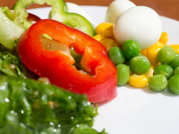 Close up van gezonde verse fruit salade. kleurrijke groente salade. Gele maïs, groene bonen, rode tomaten en paprika, kwartel eieren. gezonde concept. — Stockfoto