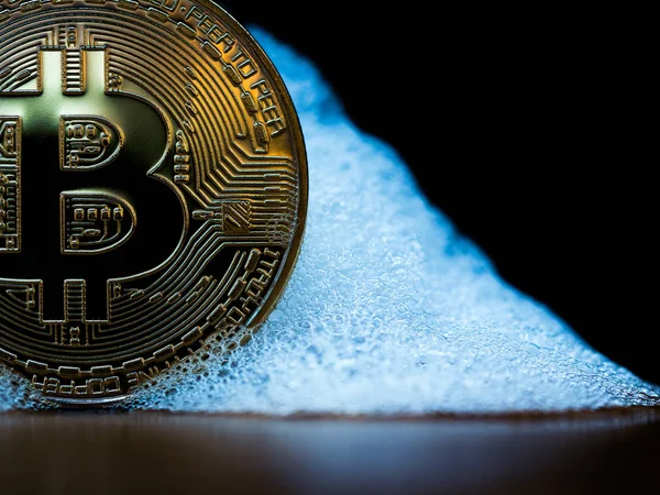 Sabun köpüğü içinde altın bitcoin para. Dağıtılmış genel muhasebe teknoloji ve bitcoin kabarcık ve dijital elektronik ikili para finansal kavramı.