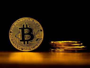 Altın bitcoin cryptocurrency para transfer iş teknoloji siyah arka plan ile bankacılık. Dağıtılmış genel muhasebe teknoloji ve dijital elektronik ikili para finansal kavramı.
