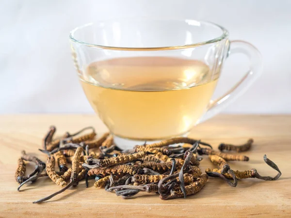 Tırtıl sinensis (Chong Cao) focust seçin veya bu cordyceps mantar bir otlar. Bir bardak su ile sinensis ekstresi tırtıl su ekleyin. Hastalıkların tedavisinde tıbbi özellikleri.