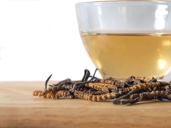 Tırtıl sinensis (Chong Cao) focust seçin veya bu cordyceps mantar bir otlar. Bir bardak su ile sinensis ekstresi tırtıl su ekleyin. Hastalıkların tedavisinde tıbbi özellikleri.