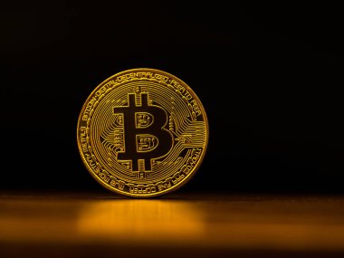 Altın bitcoin cryptocurrency para transfer iş teknoloji siyah arka plan ile bankacılık. Dağıtılmış genel muhasebe teknoloji ve dijital elektronik ikili para finansal kavramı.