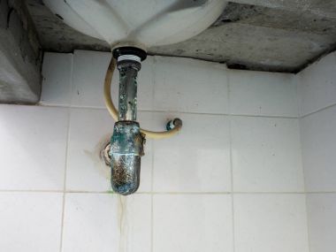 Yeşil yıkama havza boru pas. Kirli ve mikroplar boru yuvarlak