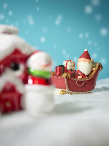 Счастливого Санта Клауса Коробкой Подарков Снежных Санях Идущих Дом Возле — стоковое фото