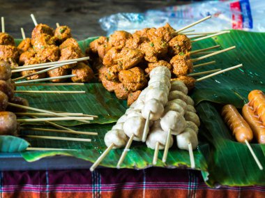 domuz eti, balık, tavuk, arı kızarmış sosis ve kızarmış köfteler