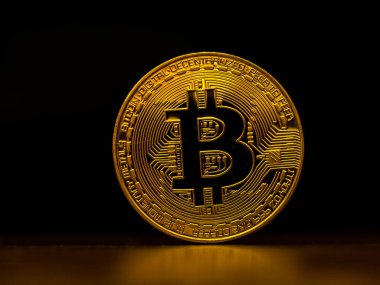 Altın bitcoin cryptocurrency para transfer iş teknoloji siyah arka plan ile bankacılık. Dağıtılmış genel muhasebe teknoloji ve dijital elektronik ikili para finansal kavramı.
