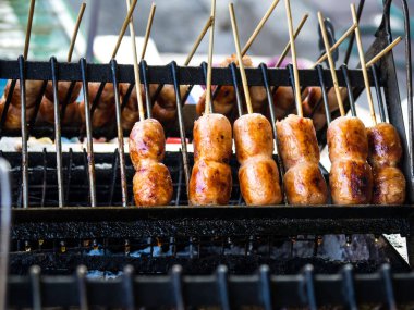 Tay sosis (Sai Krak Isan), kıyma domuz, yapılan pirinç. Mix hep birlikte doldurulmuş domuz barsak ocakta Tay sosis. Tayland sokak gıda