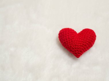 el yapımı kırmızı iplik kalp üzerinde beyaz yün. sağdaki resim ve arka plan üzerinde kırmızı kalp metin için yer kopyalayın. Sevgililer günü, aşk kavramı ve aşk arka plan