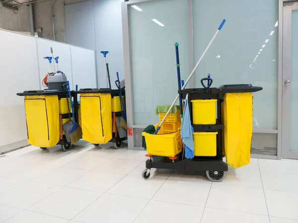 清洗车在车站 清洗工具车和黄色拖把桶等清洗 机场办公室的水桶和清洁设备集 — 图库照片