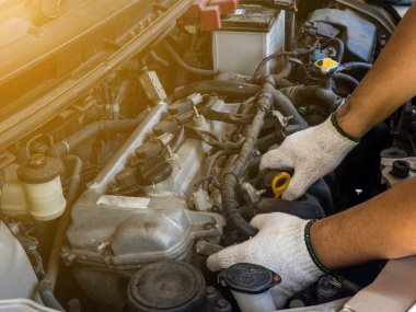 Araba tamircisi oto tamir servisinde çalışıyor.