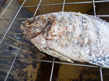 Nar ile tuz balık ve sonra yandı. Balık tadı tatlı ve hoş kokulu.