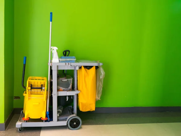 Temizlik araçları bekle Temizleme cart. Kova ve ofiste ekipman temizleme seti. kapıcı hizmeti evin için temizlik. Hizmet, işçi ve süpürge ve sağlık için donatım