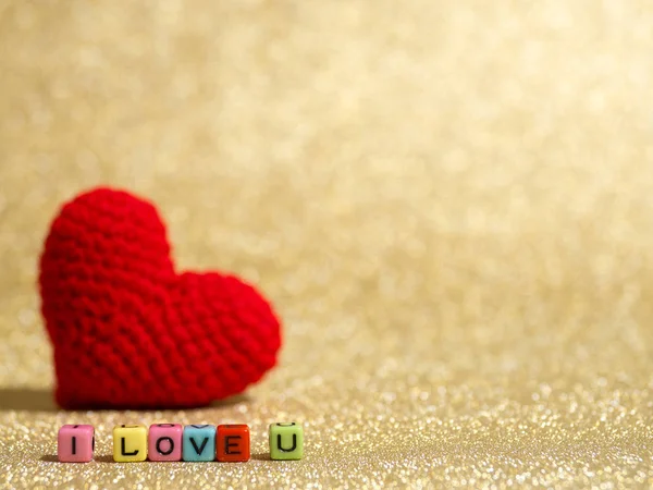 Красная Пряжа Сердца Love You Текст Бусинки Красочные Золотом Полу — стоковое фото