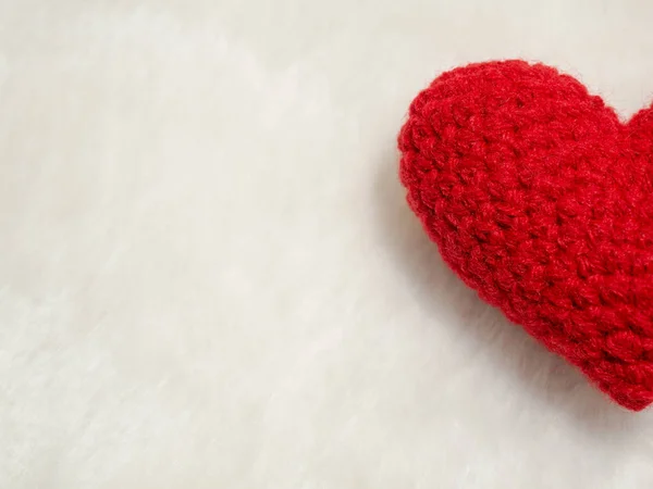 Половина Ручної Роботи Червоної Пряжі Серце Біла Вовна Червоне Серце — стокове фото