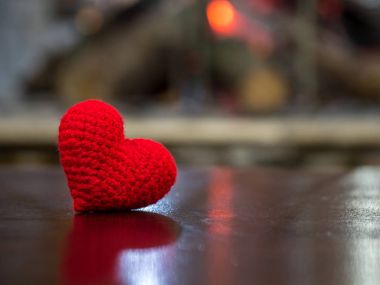 el yapımı kırmızı iplik kalp açık şömine ahşap tablo. 
