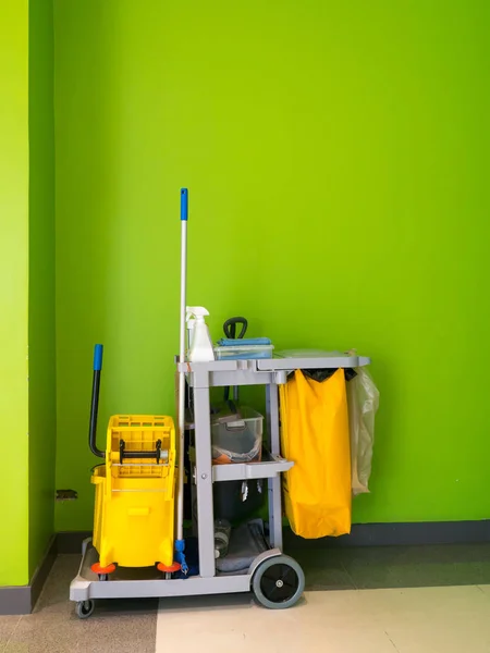 Temizlik araçları bekle Temizleme cart. Kova ve ofiste ekipman temizleme seti. kapıcı hizmeti evin için temizlik. Hizmet, işçi ve süpürge ve sağlık için donatım