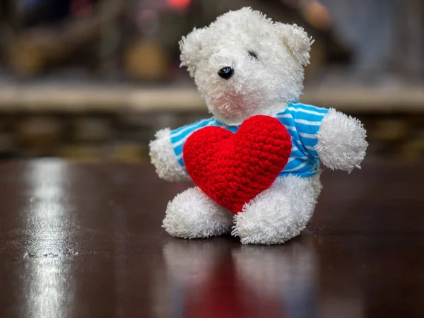 Urso Pelúcia Branco Vestindo Camisa Azul Segure Coração Vermelho Sentado — Fotografia de Stock