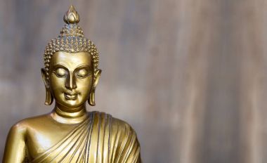 Altın antika Buda heykeli. Arka ışık kayrak gri değil. Buda'nın yüzü düz için döndü.